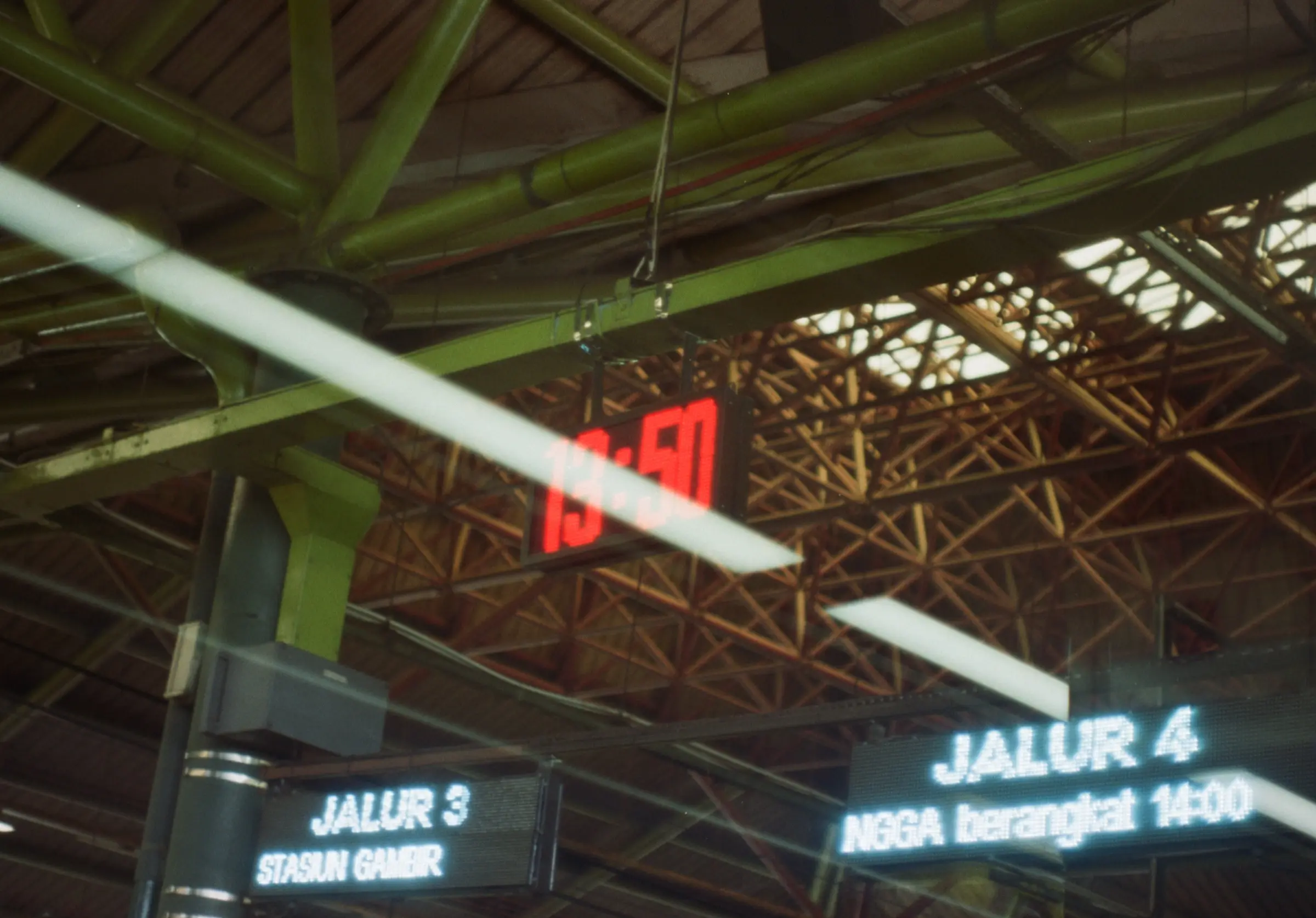 Gambir station clock at 15:50